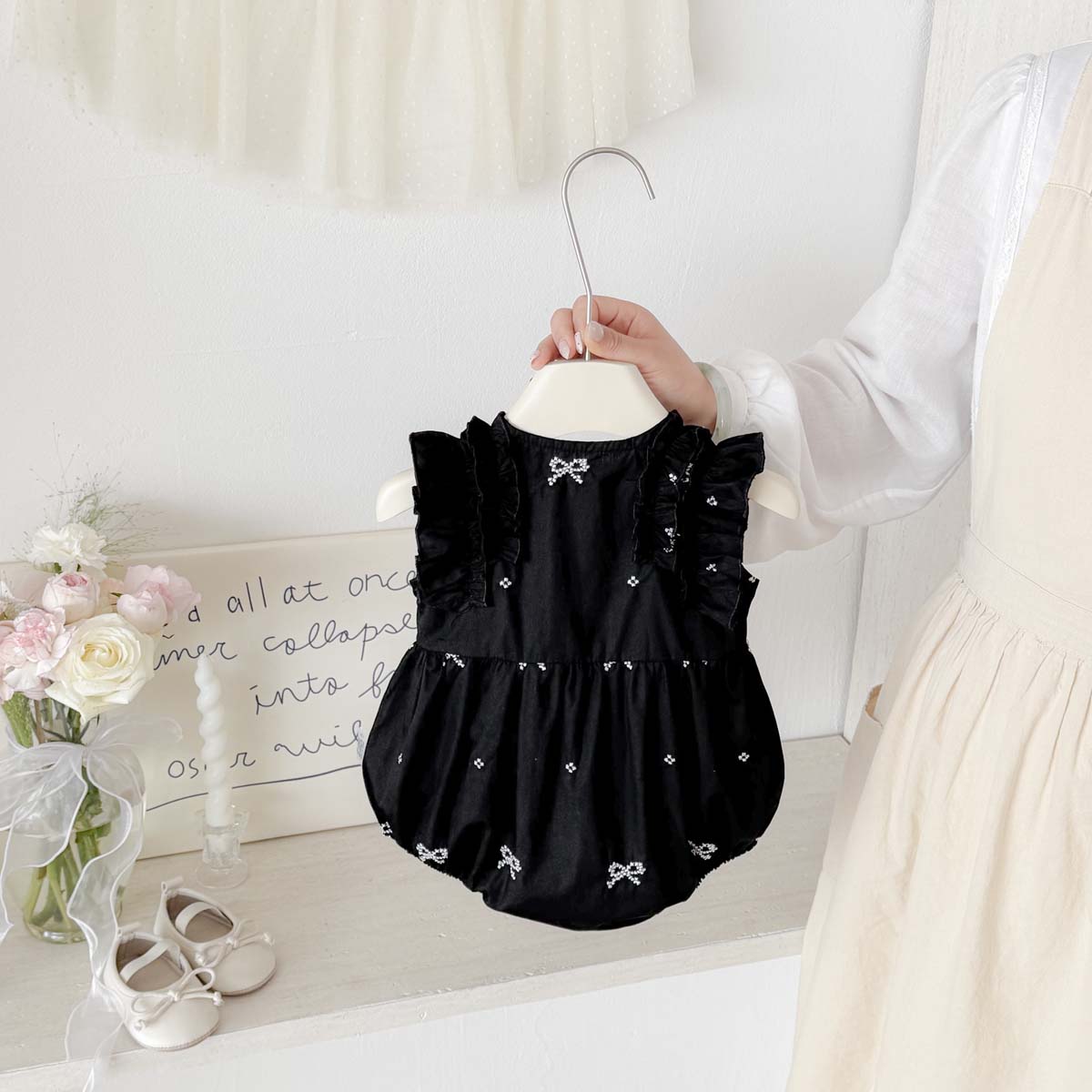 Zwarte romper met strikprint v - Baby Nursery Accessories recensie en prijs
