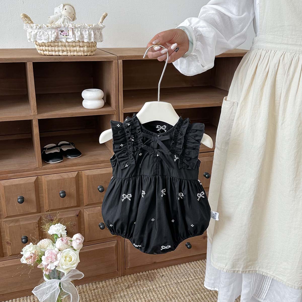 Zwarte romper met strikprint v - Baby Nursery Accessories recensie en prijs
